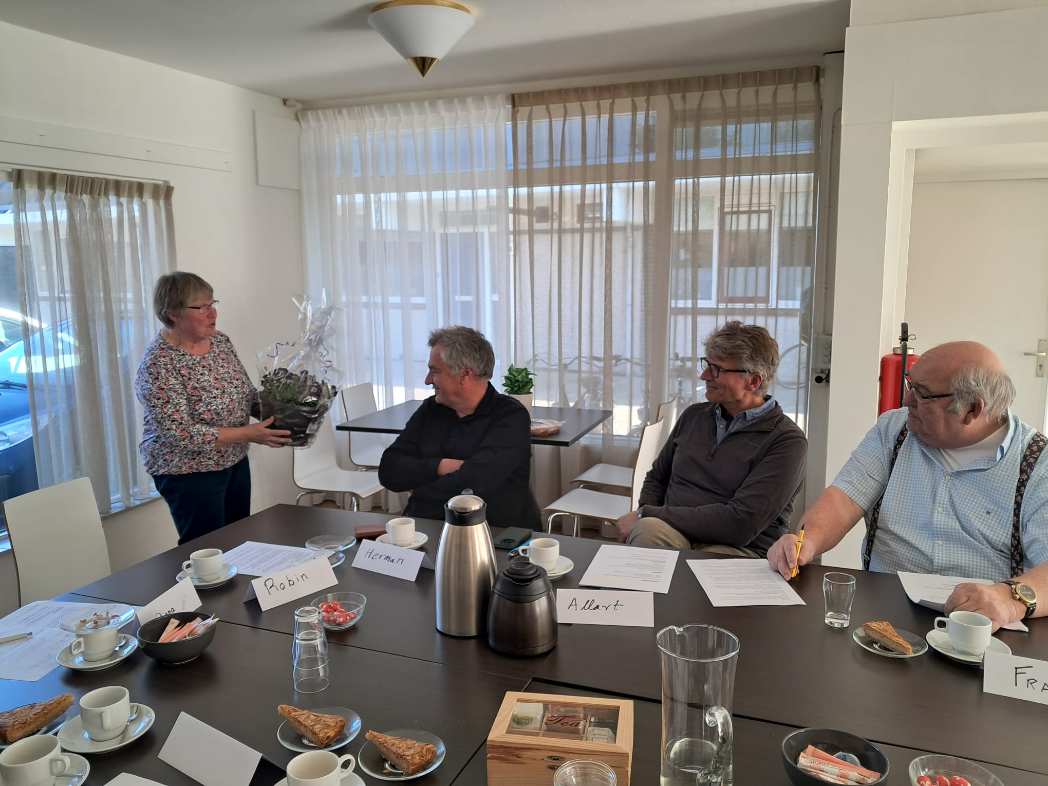 Bloemen, bedankjes en een warm welkom tijdens de contactpersonenvergadering